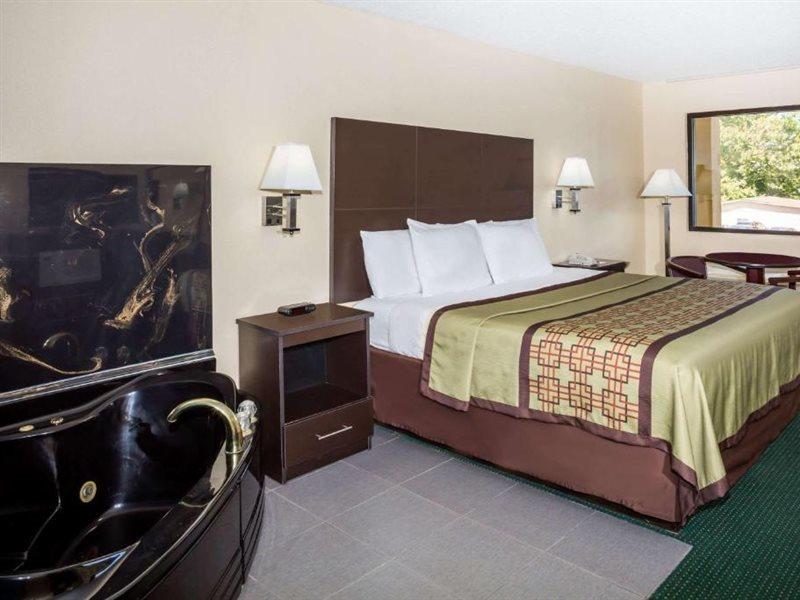 Days Inn By Wyndham Enterprise Bagian luar foto