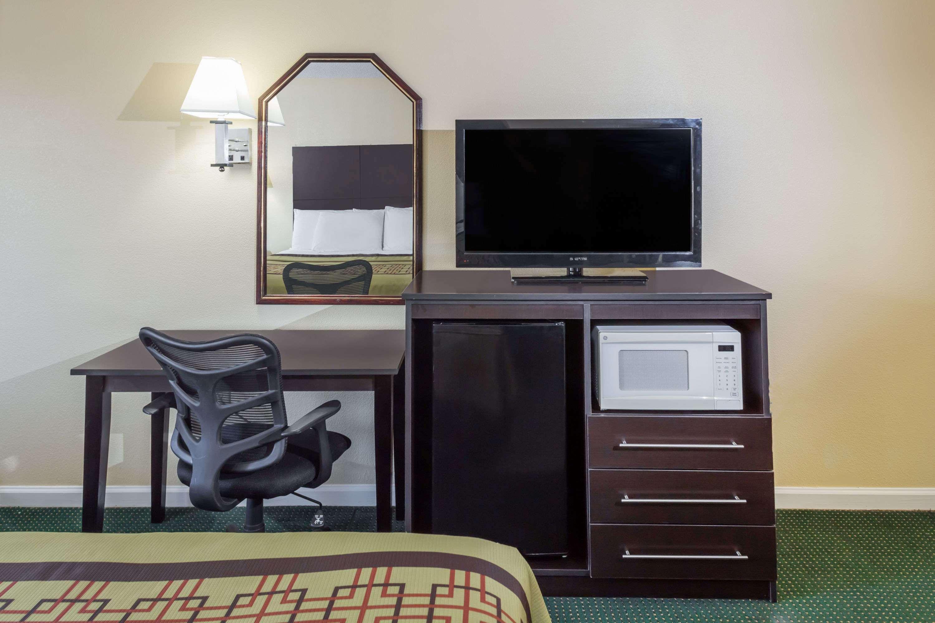 Days Inn By Wyndham Enterprise Bagian luar foto