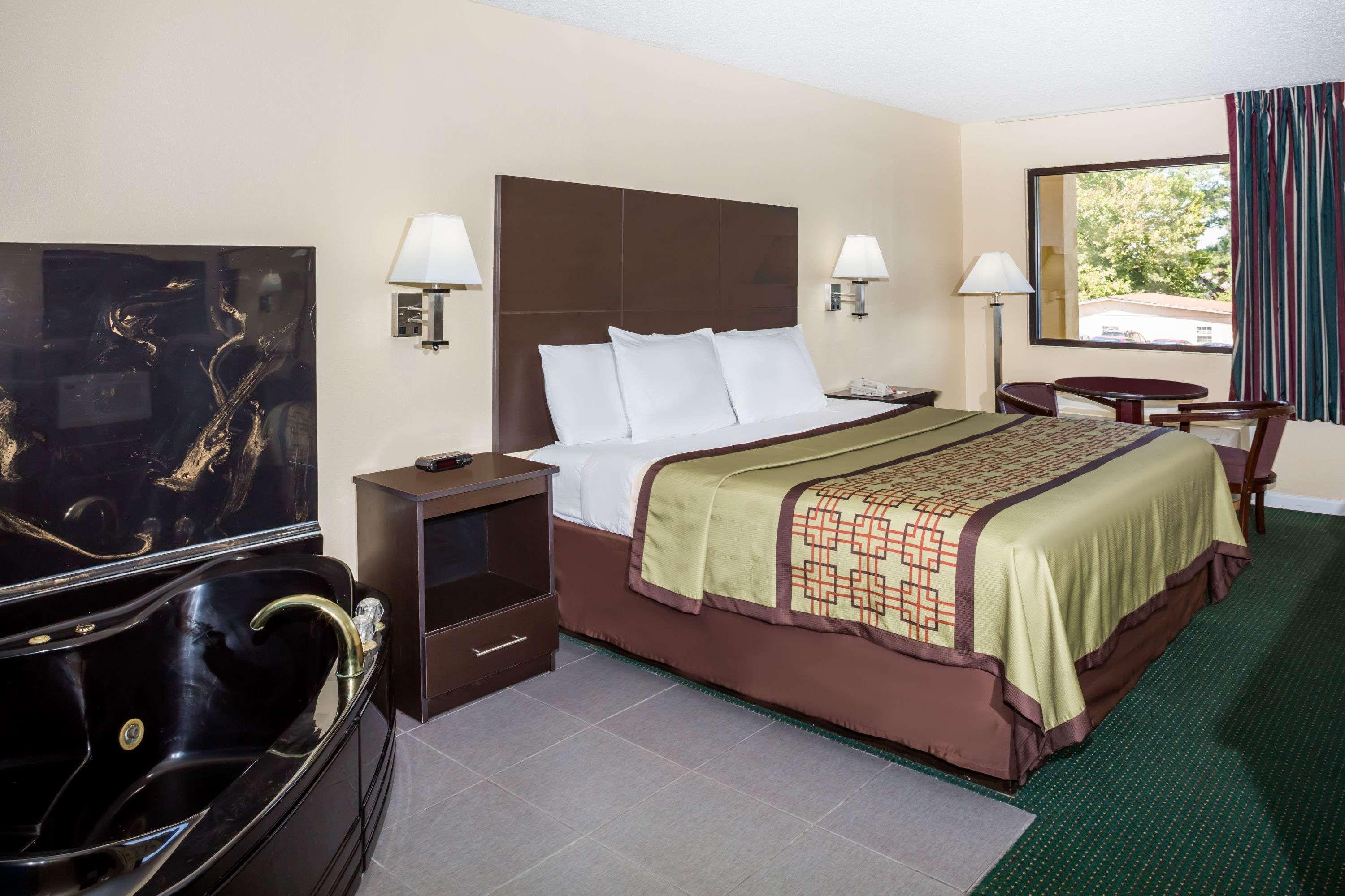 Days Inn By Wyndham Enterprise Bagian luar foto