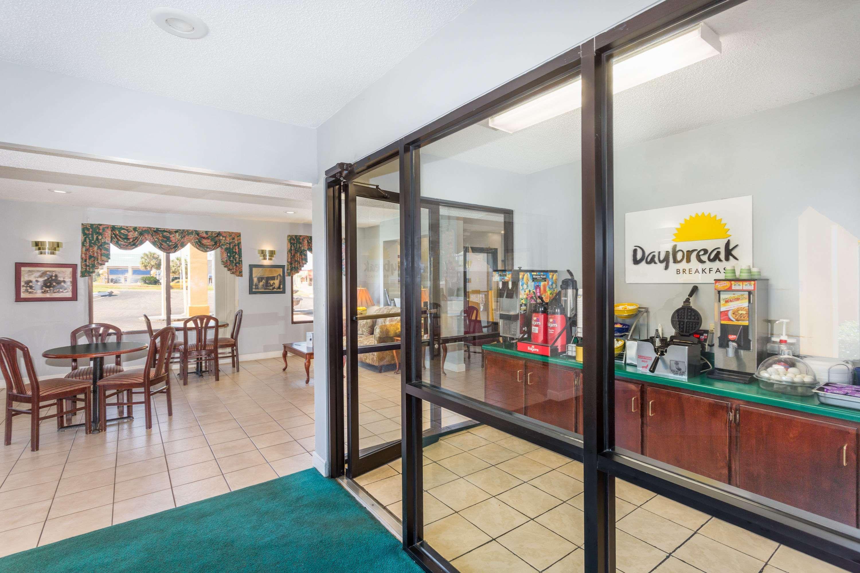 Days Inn By Wyndham Enterprise Bagian luar foto
