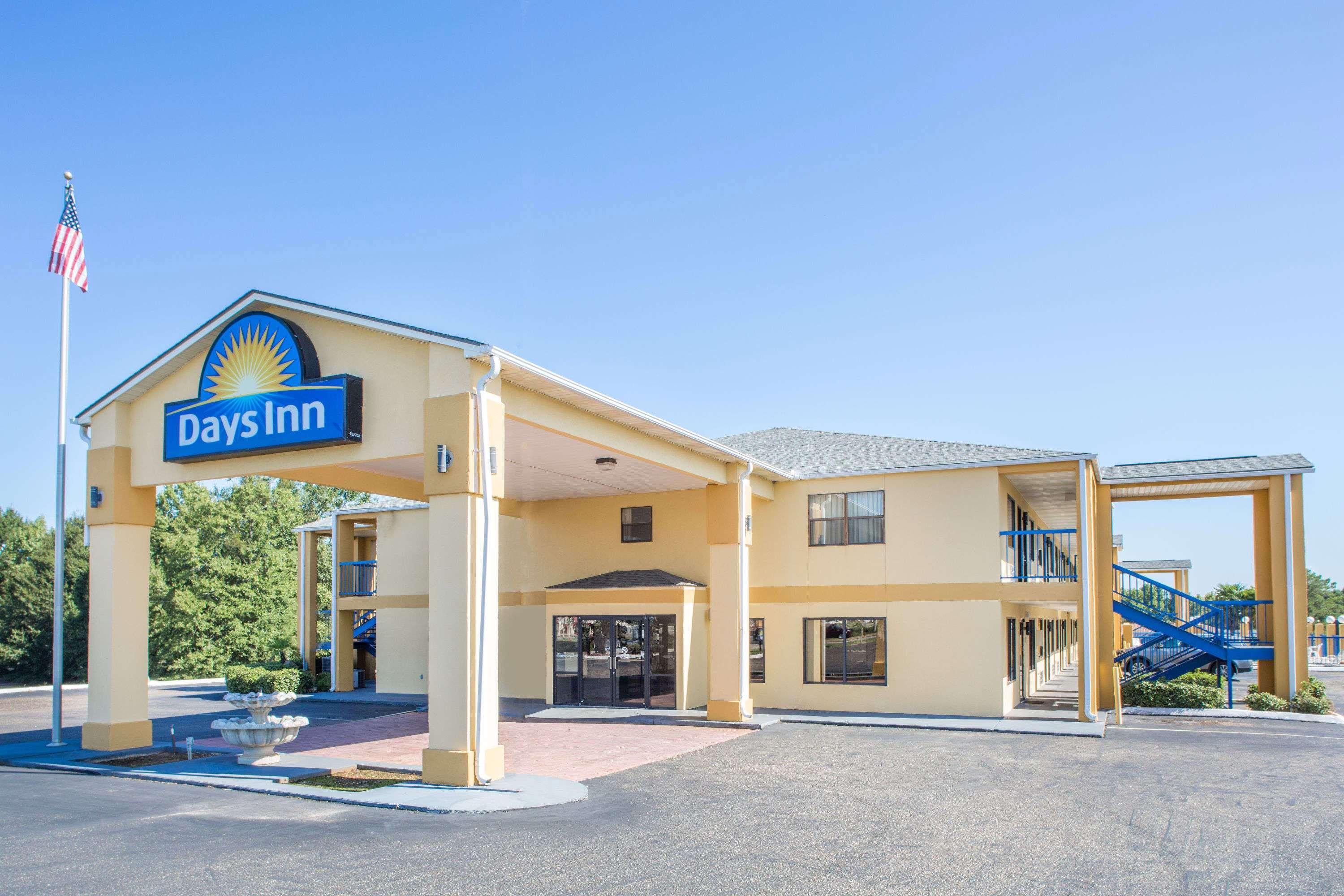 Days Inn By Wyndham Enterprise Bagian luar foto