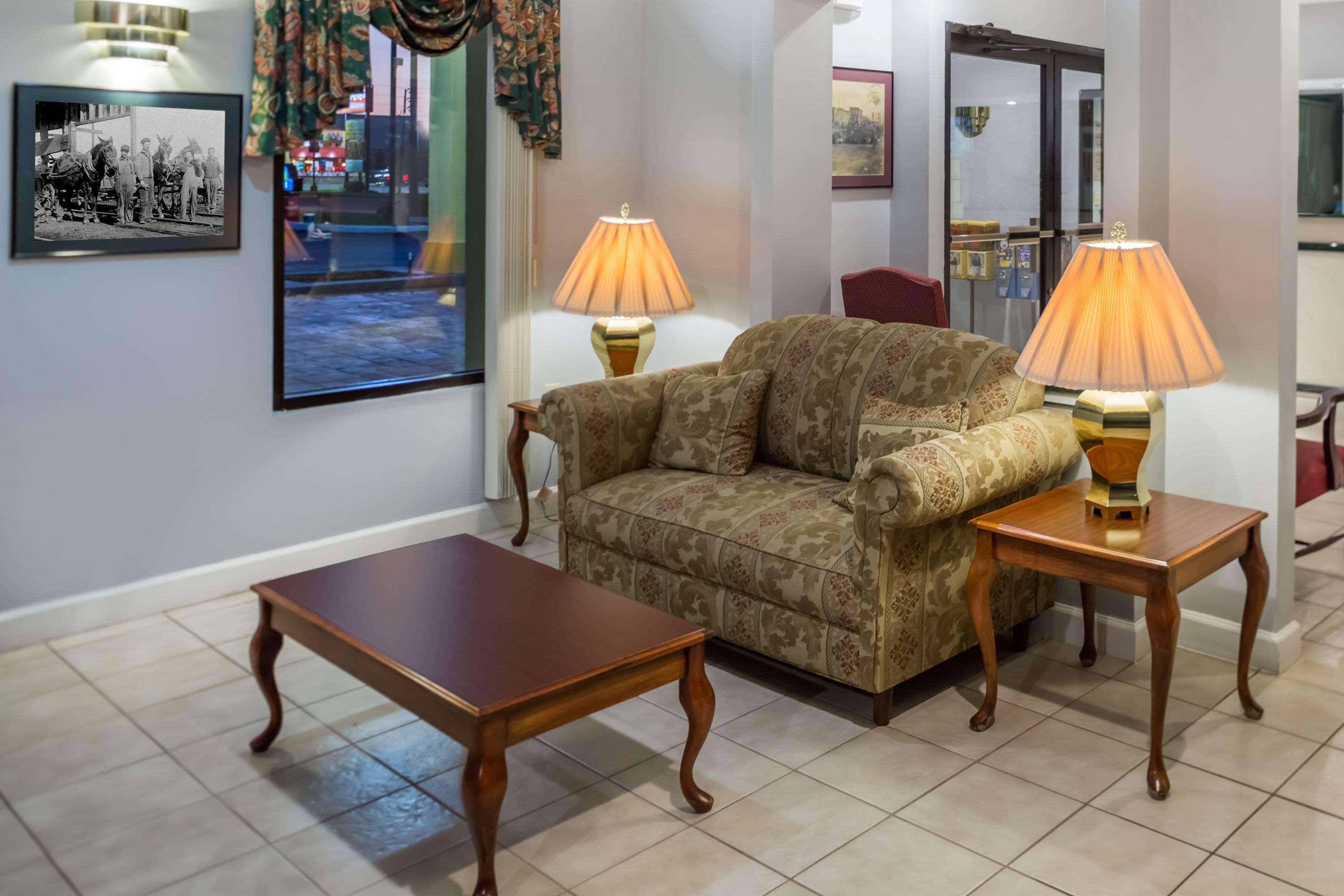 Days Inn By Wyndham Enterprise Bagian luar foto