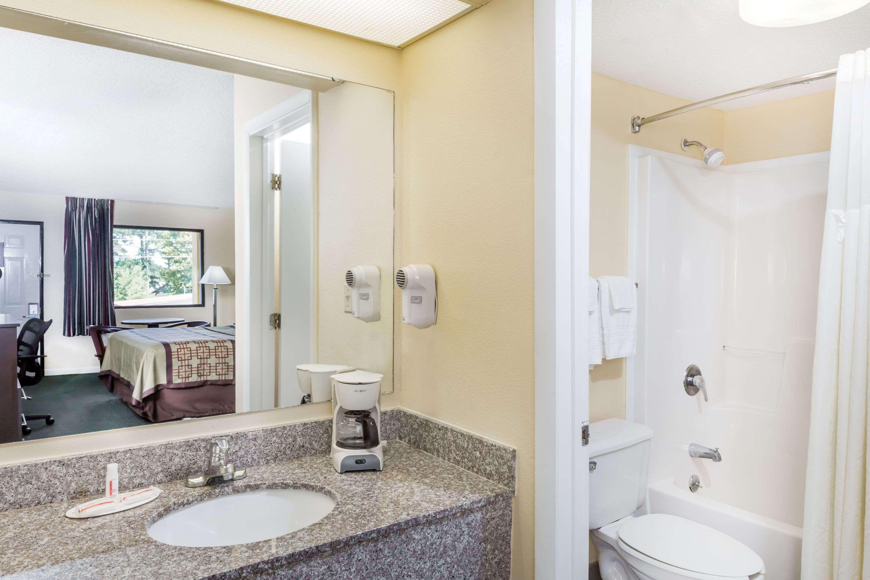 Days Inn By Wyndham Enterprise Bagian luar foto