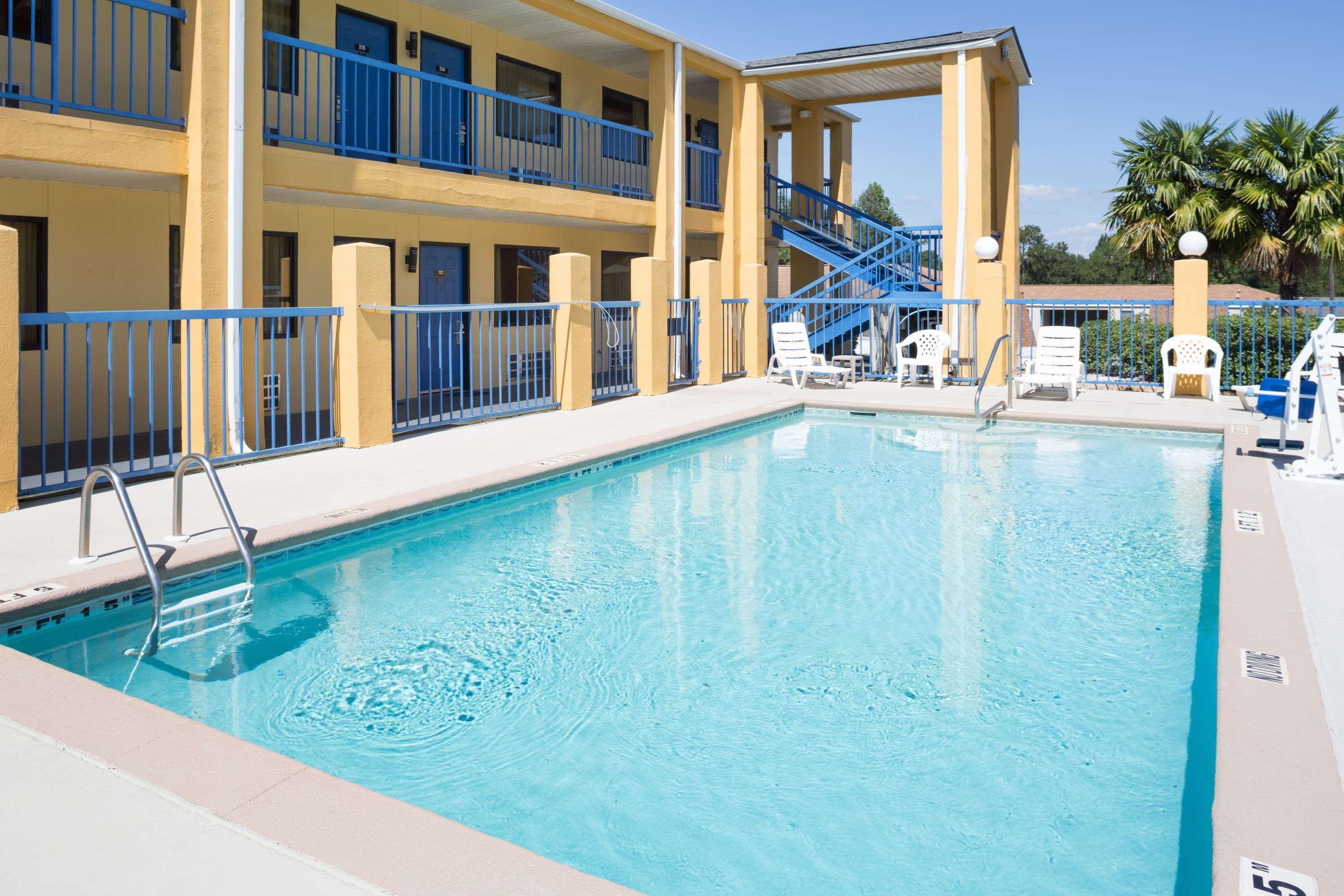 Days Inn By Wyndham Enterprise Bagian luar foto