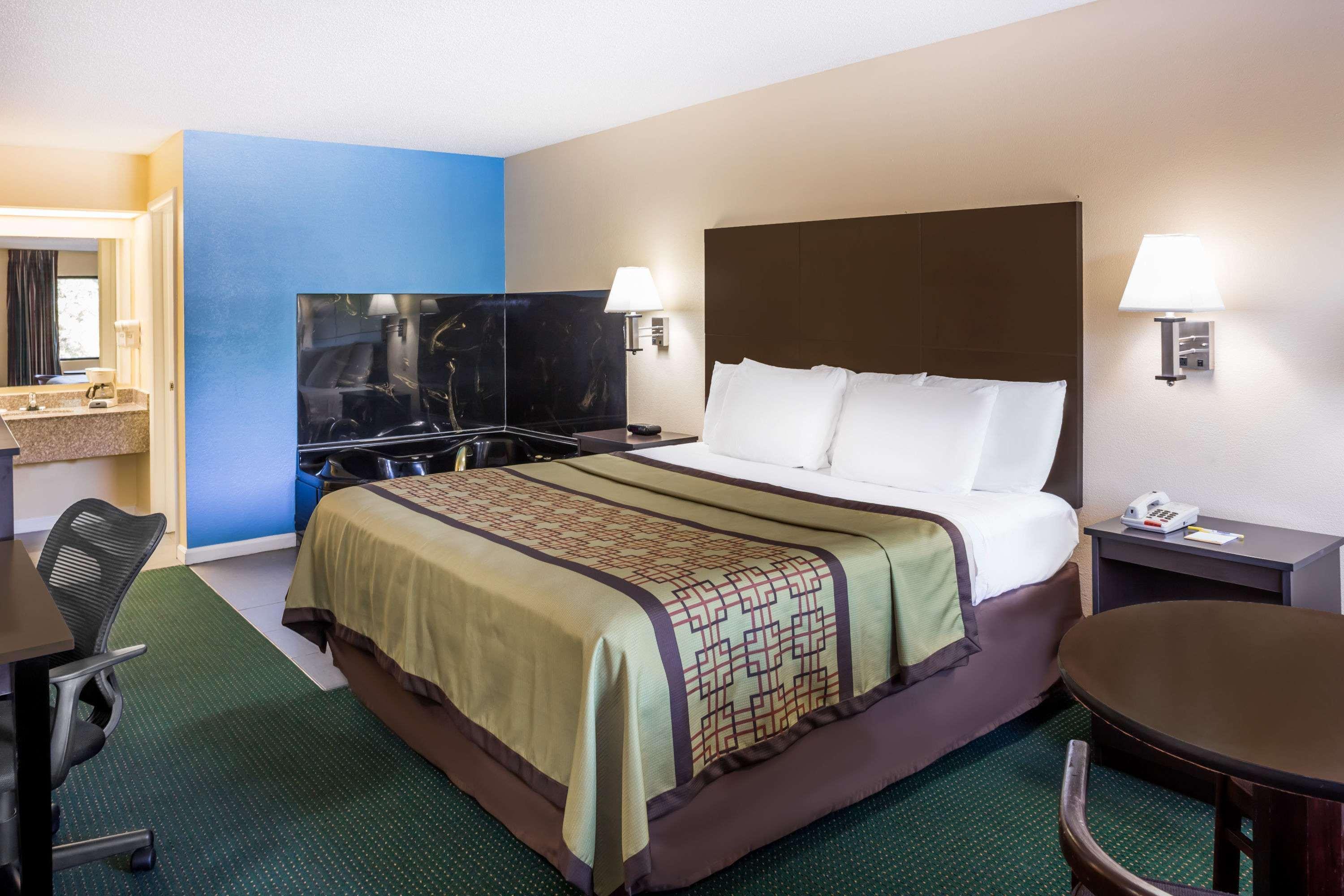 Days Inn By Wyndham Enterprise Bagian luar foto