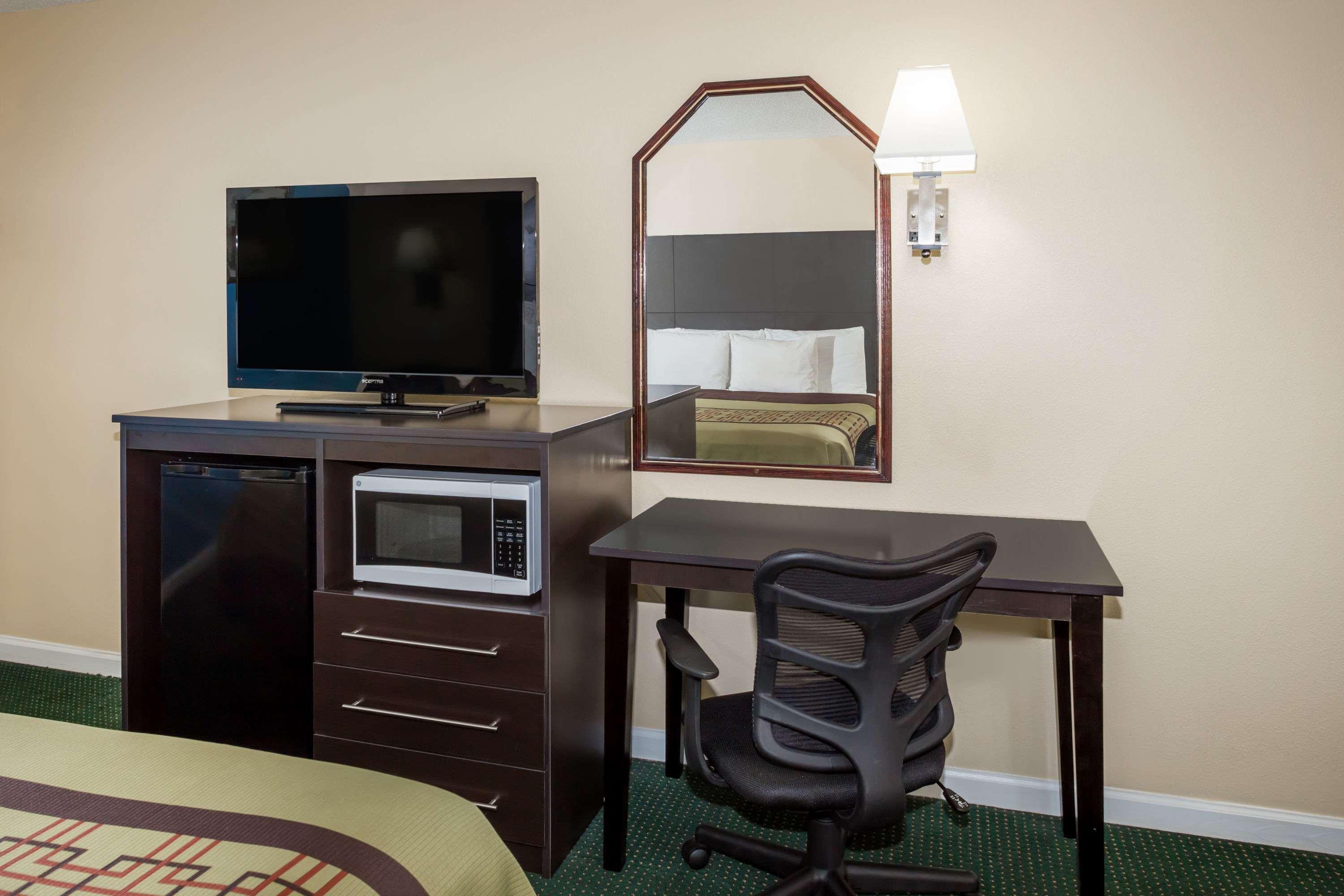 Days Inn By Wyndham Enterprise Bagian luar foto