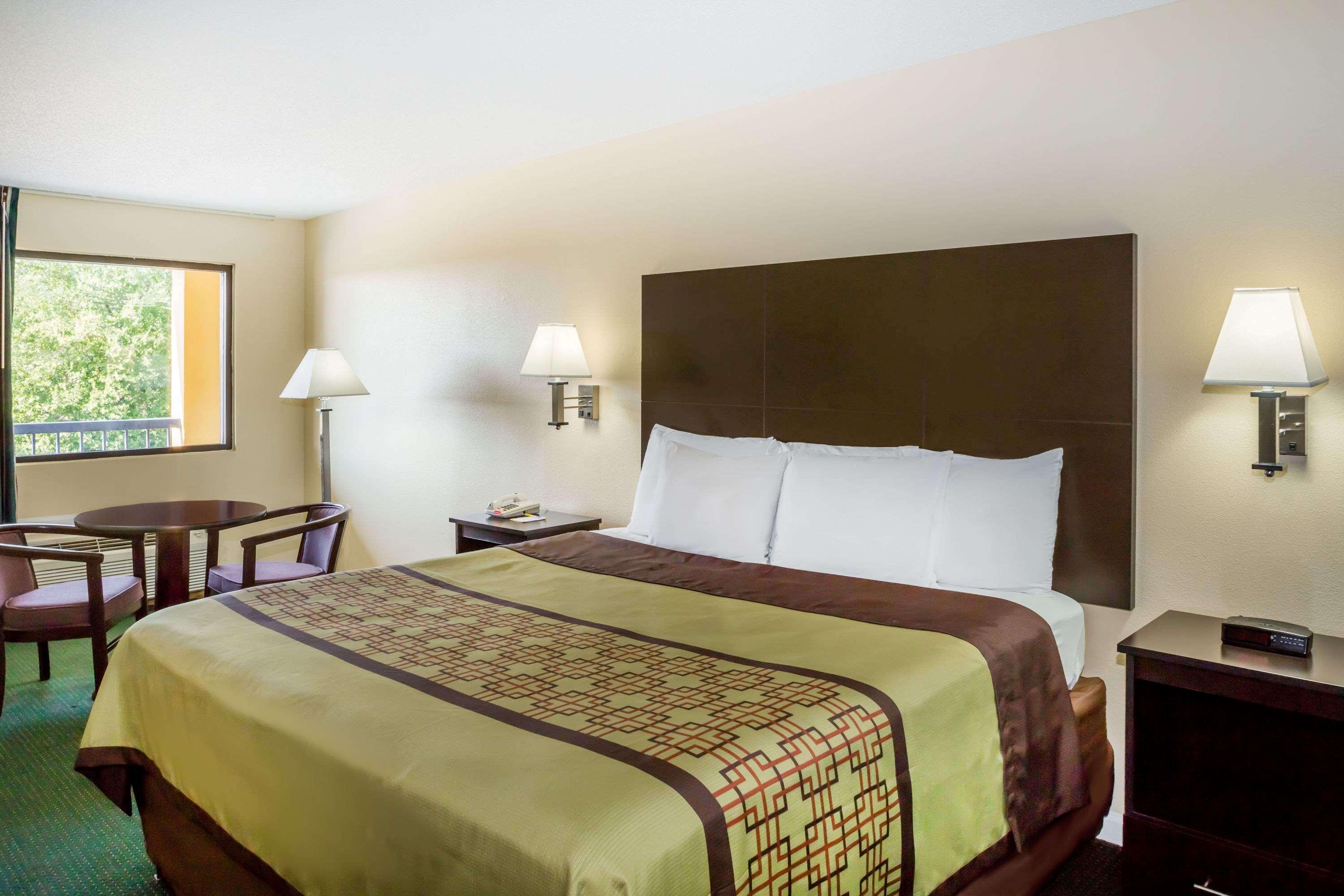 Days Inn By Wyndham Enterprise Bagian luar foto